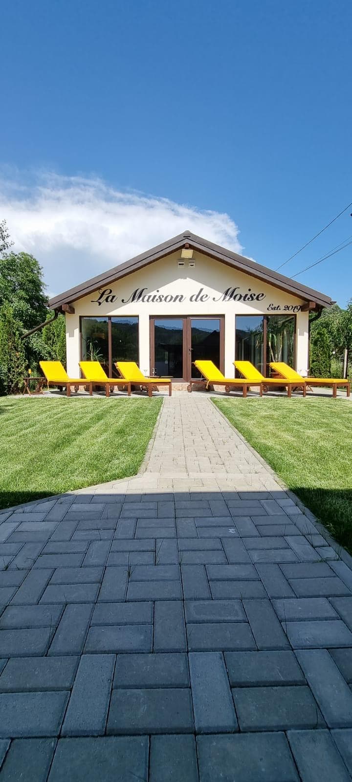 Casa La Maison de Moise, cu aleea și grădina din față
