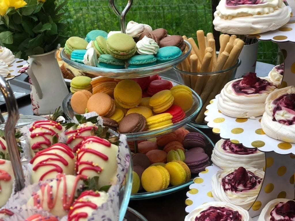 Masă cu deserturi de casă, prăjituri și fructe