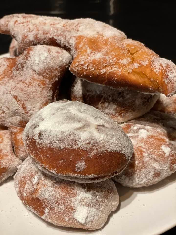 Papanași de casă, pudrați cu zahăr