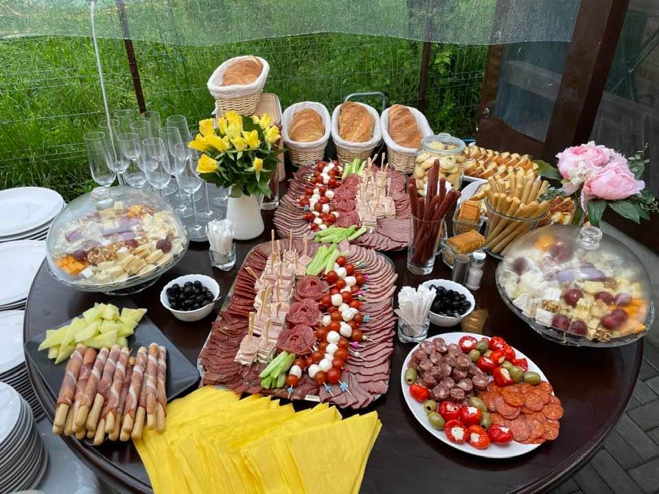 Platouri de aperitive pregătite pentru un eveniment