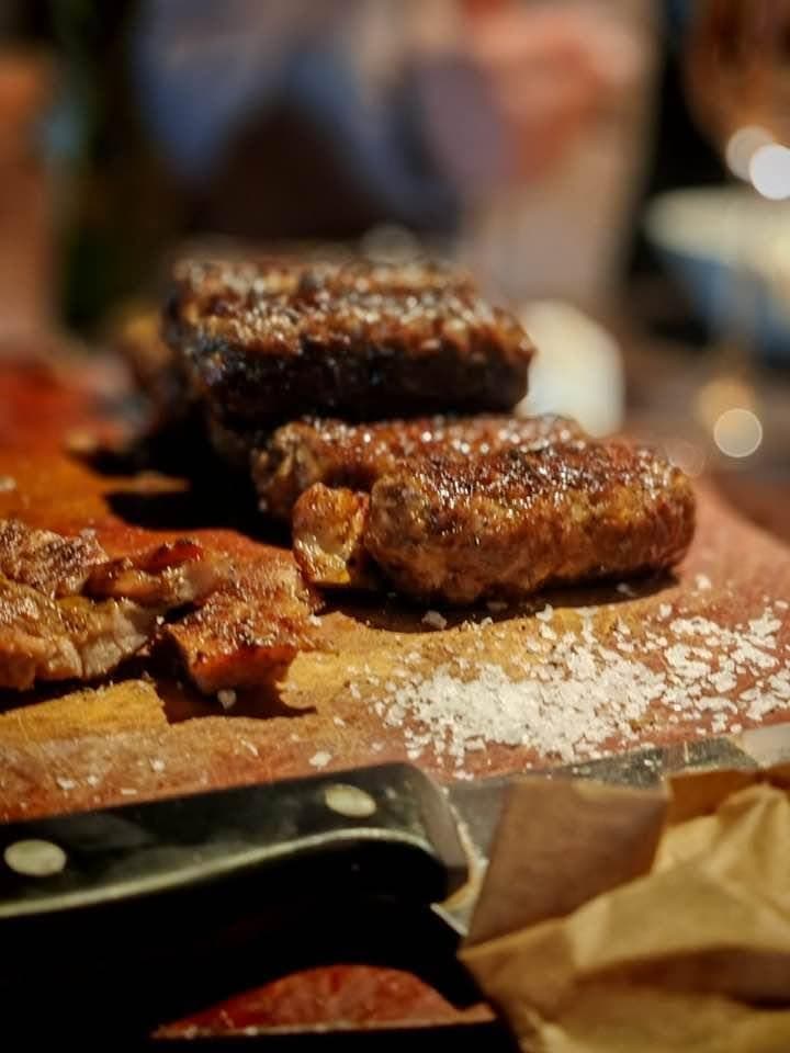 Preparate la grătar, feliate pe un tocător de lemn